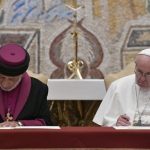 البابا فرنسيس والبطريرك مار كيوركيس الثالث يوقعان إعلانا مشتركا