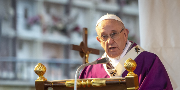 البابا فرنسيس: نفهم أمام المذود أنَّ الحبّ هو الذي يغذّي حياتنا