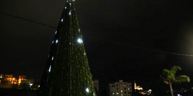 بلدية بقسطا رفعت شجرة ميلادية عملاقة وزينت الشوارع