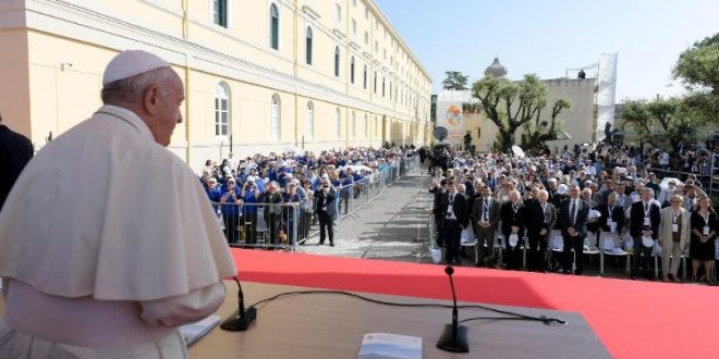 البابا يزور نابولي ويختتم ندوة اللاهوت بعد فرح الحقيقة في السياق المتوسطي