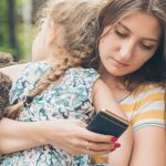 ٤ نصائح لضمان عدم تأثير الهواتف على علاقتكم بأولادكم