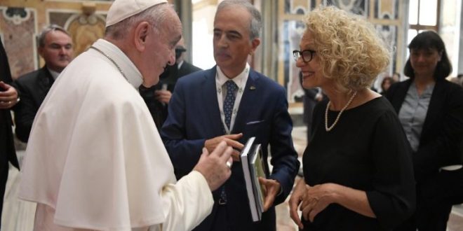 البابا فرنسيس يستقبل وفد الرابطة الإيطالية لطب الأورام
