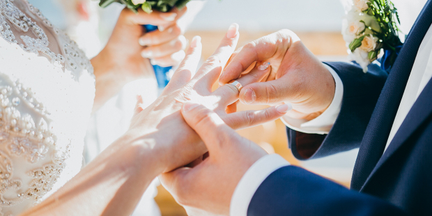 هل تلزم الكنيسة الزوجين وضع الخاتم وهل عدم وضعه يبطل الزواج؟