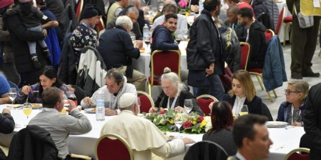 البابا فرنسيس يتناول طعام الغداء مع الفقراء في قاعة بولس السادس