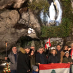 اللبنانيون في مزار سيدة لورد يرفعون الصلوات على نيّة لبنان