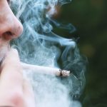 هل من علاقة تربط بين التدخين والجنون؟