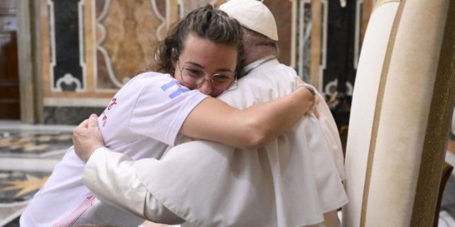 البابا فرنسيس يدعو الشباب إلى تذكُّر مرافقة الله الدائمة لنا ومساعدته إيانا على النهوض مجدَّدا