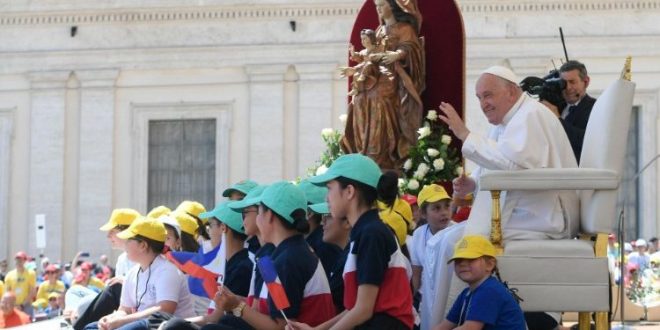 البابا يترأس القداس الإلهي في ساحة القديس بطرس لمناسبة أحد الثالوث الأقدس واليوم العالمي الأول للأطفال